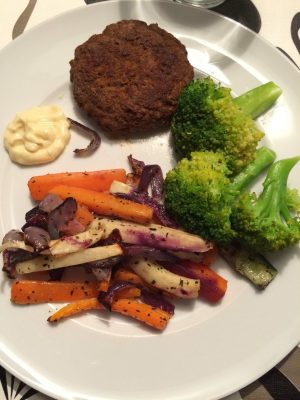 Bøf, bagte rodfrugter og dampet broccoli