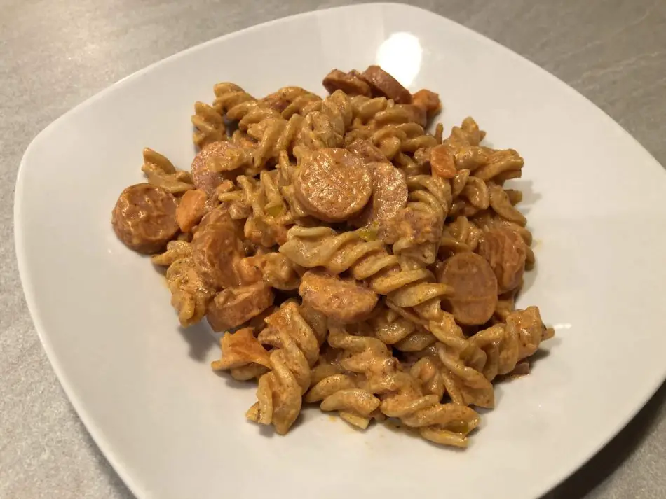 Pølsegryde med pasta og pølser