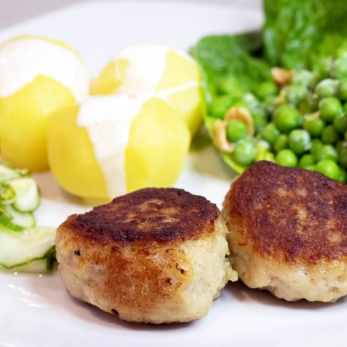 frikadeller med hjemmelavet agurkesalat