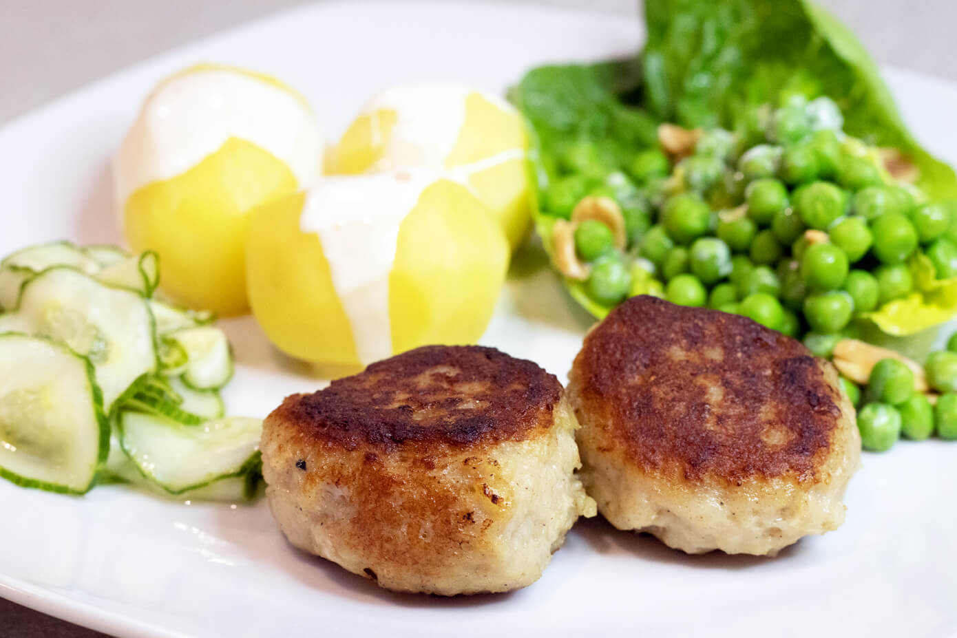 frikadeller med hjemmelavet agurkesalat